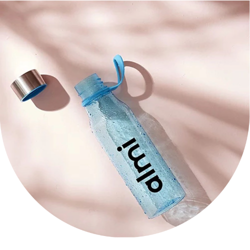 Ljusblå genomskinlig vattenflaska med Almi-logga